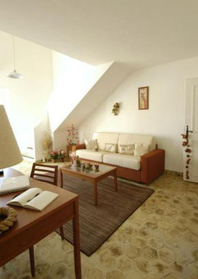 Cannes Rivage Общее описание Отель расположен в Манделье. Это резиденция категории 4*. Расположение Отель расположен в Манделье, в 900 м от пляжа, в 2 км от ж/д станции Mandelieu-La Napoule, в 32 км от аэропорта Ниццы-Кот d`Azur. От отеля к пляжу 900м. Размещение В резиденции 36 апартаментов. В апартаменте балкон/терраса, душ/ванна, кондиционер, отопление, сейф, спутниковое TV, телевизор, телефон, туалет, фен. Инфраструктура отеля К услугам гостей автостоянка, аренда автомобилей, банкетный зал, открытый бассейн, бизнес-центр, детская площадка, Интернет, камера хранения багажа, конференц-зал, лифт, массаж, прачечная, химчистка. Из развлечений и спорта казино, аэробика, гольф, мини-гольф, настольный теннис, теннис. Для гостей работает бар «О Paradizz», барбекю, кафе, ресторан. На пляже зонтики, шезлонги к услугам гостей.